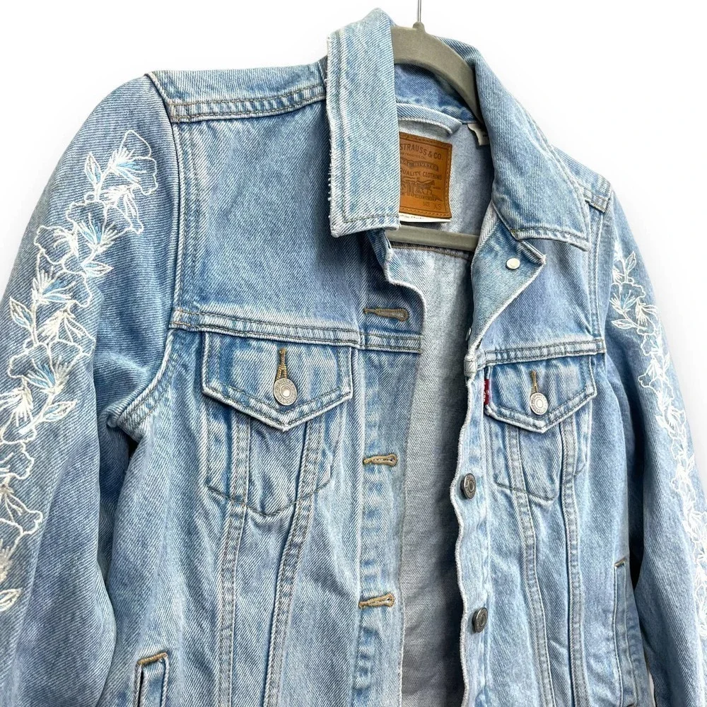 Levi's Jacket Womens Extra Small Blue Light Denim Floral Embroidered Trucker - Picture 12 of 16